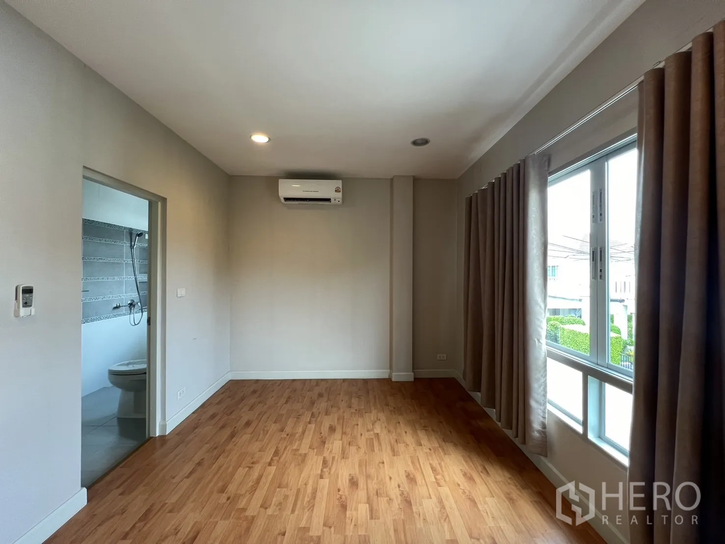 独立式住宅 出租在Saphan Sung, Bangkok - 第二卧室，宽窗并带卫生间门