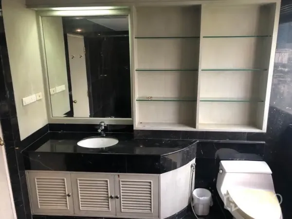 คอนโด ขาย - ห้องน้ำพร้อมเคาน์เตอร์หินแกรนิตสีดำ กระจกบานใหญ่ และชั้นวางแบบเปิด