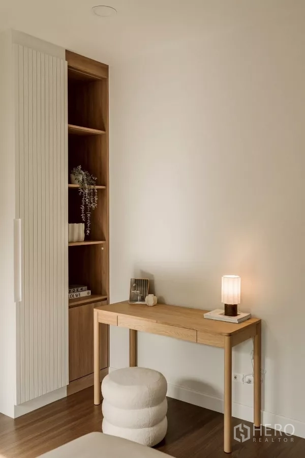 Detached House for rent in Bang Phli, Samut Prakan - Compact work corner with wood desk, shelves and soft stool