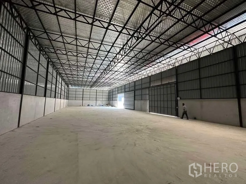คลังสินค้า ให้เช่าในKhlong Sam Wa, Bangkok - ฮอลล์เก็บสินค้ายาว โครงหลังคาเหล็ก แผ่นรับแสง ประตูเข้าออกขนาดใหญ่