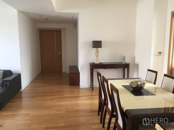 คอนโด ให้เช่าในKhlong Toei, Bangkok - มุมรับประทานอาหารโต๊ะหกที่นั่ง ทางเข้าห้อง และโต๊ะคอนโซลบนพื้นไม้โทนอุ่น