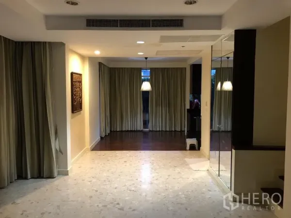 บ้าน ให้เช่าในWang Thonglang, Bangkok - โถงนั่งเล่น–ทานข้าวแบบเปิดโล่ง ไฟดาวน์ไลท์ ผ้าม่านยาว และพื้นกระเบื้องต่อไม้