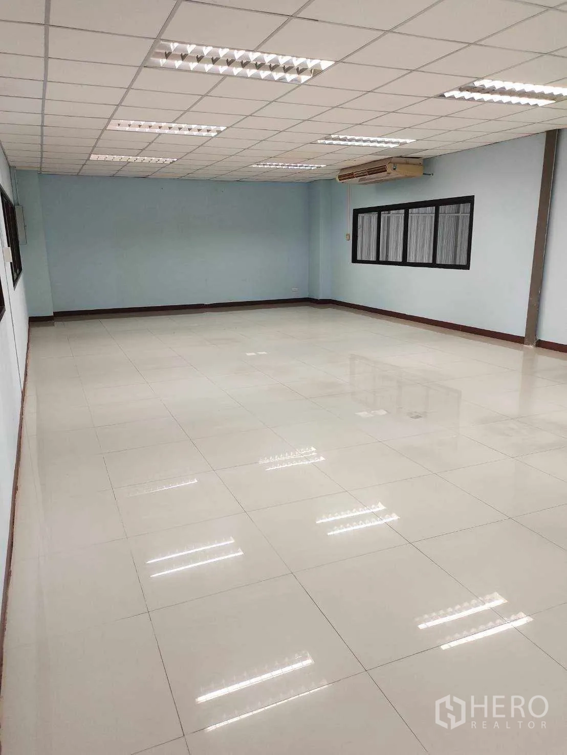 工厂 出售在Nikhom Phatthana, Rayong - 明亮的办公房间，瓷砖地面与吊顶日光灯。