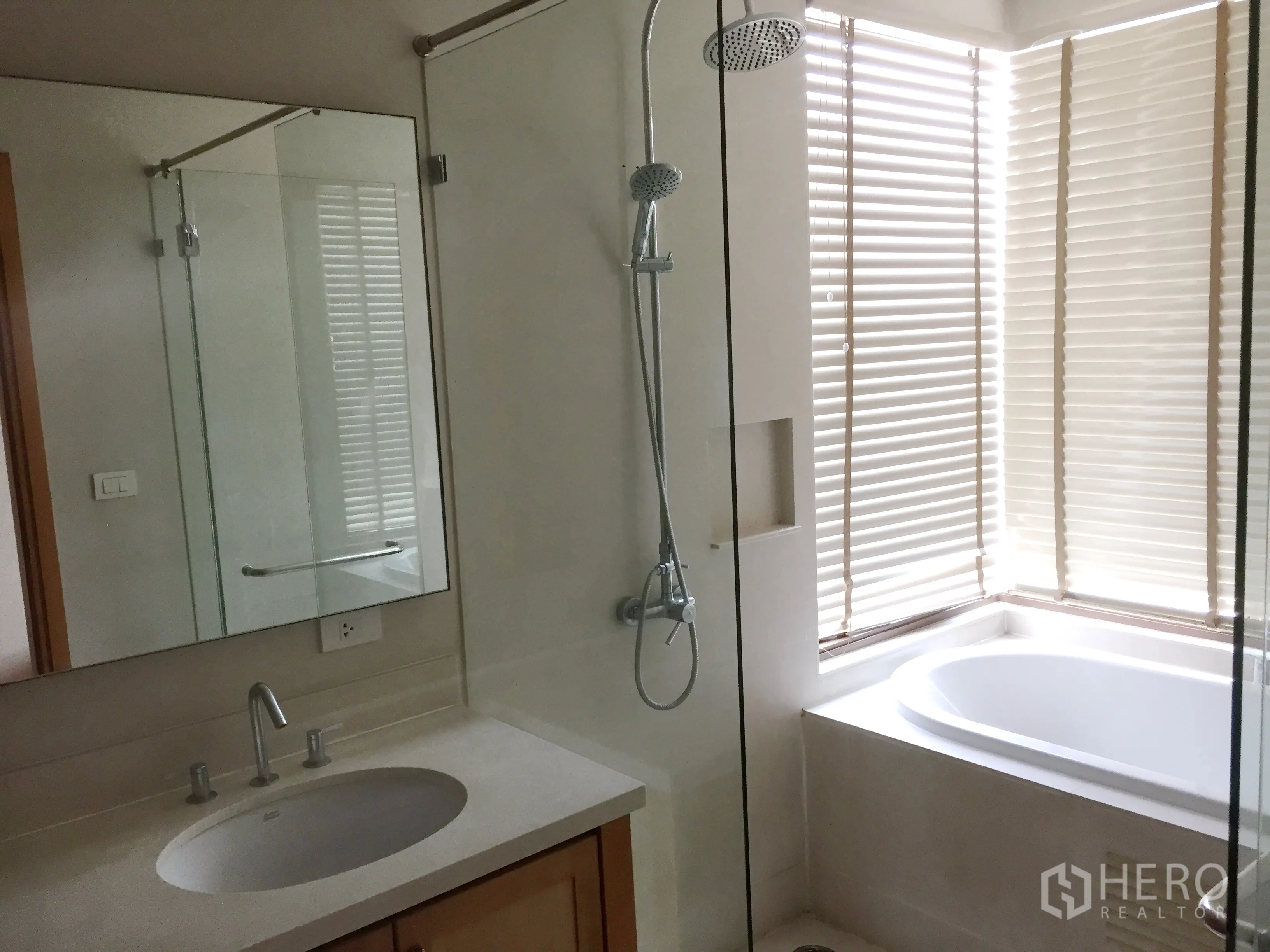 คอนโด ให้เช่าในKhlong Toei, Bangkok - ห้องน้ำสมัยใหม่มีตู้ shower กระจกกั้น อ่างอาบน้ำแยก กระจกบานใหญ่ และอ่างล้างหน้า