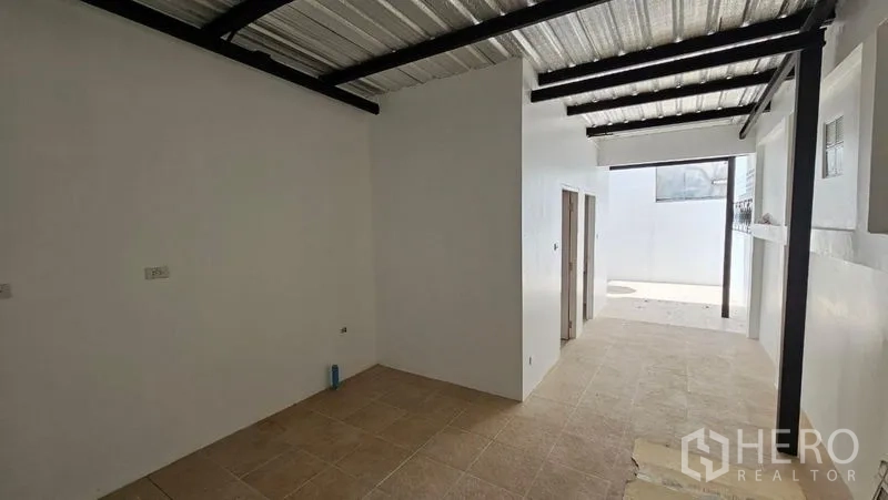 สำนักงานที่บ้าน ให้เช่าในBang Na, Bangkok - พื้นที่เอนกประสงค์แบบมีหลังคา พื้นกระเบื้องและโครงเหล็ก