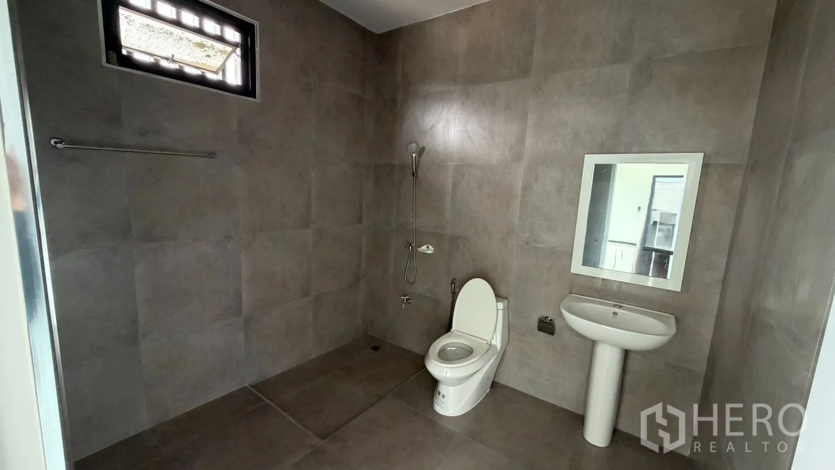 โรงงาน for sale in Bang Len, Nakhon Pathom - ห้องน้ำอีกห้องพร้อมฝักบัว อ่างล้างหน้า และกระจกติดผนัง