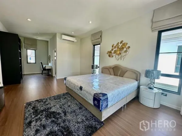 独立式住宅 出租在Bang Phli, Samut Prakan - 宽敞主卧，木地板、大窗与软包床。