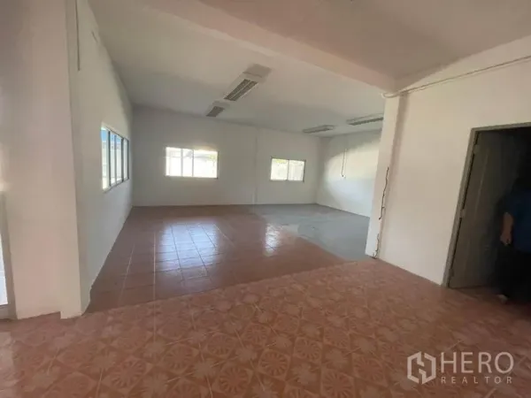 Factory for rent in Sam Khok, Pathum Thani - Flexible office area with mixed tile flooring, white walls and natural light.