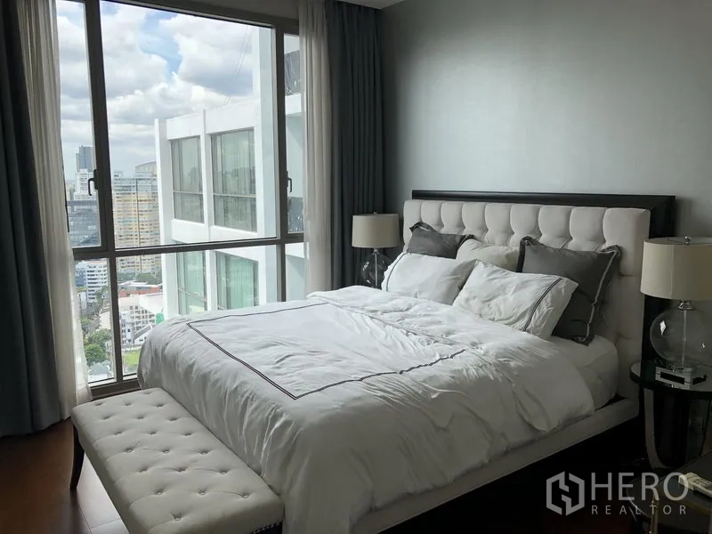 คอนโด ให้เช่าในWatthana, Bangkok - ห้องนอนมาสเตอร์มีหน้าต่างบานใหญ่ วิวเมือง พร้อมม้านั่งปลายเตียง