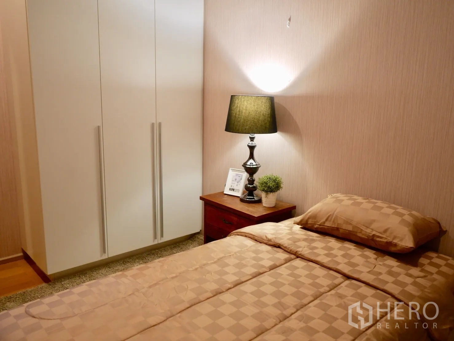 คอนโด ให้เช่าในWatthana, Bangkok - ห้องนอนรอง โทนอบอุ่น ตู้เสื้อผ้า โต๊ะข้างเตียง และแสงไฟนุ่มนวล