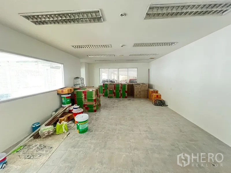 展厅 出租在Khlong Toei, Bangkok - 明亮的储物/工作间，日光灯与堆放的材料箱。