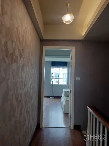 ทาวน์เฮาส์ ให้เช่าในBueng Kum, Bangkok - โถงทางเดินพร้อมโคมไฟ นำไปสู่ห้องนอนสว่าง พื้นไม้