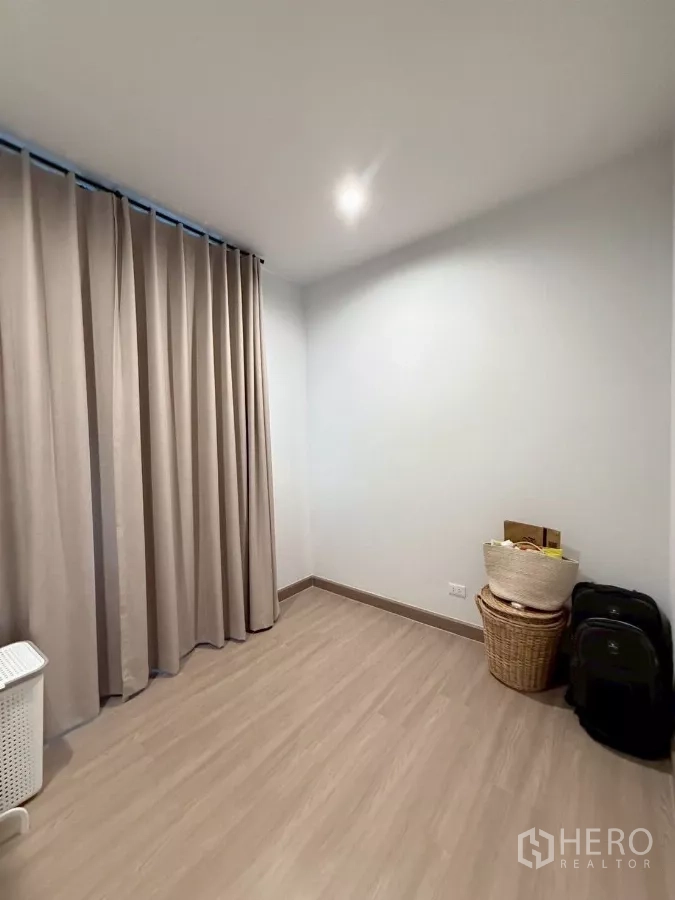 บ้าน ให้เช่าในLat Krabang, Bangkok - ห้องขนาดกะทัดรัดพร้อมผ้าม่านทึบ เหมาะทำออฟฟิศหรือเก็บของ