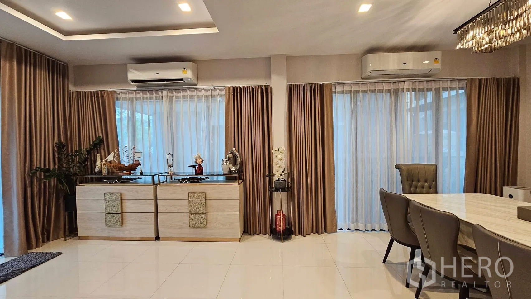 บ้านเดี่ยว for rent in Saphan Sung, Bangkok - มุมตกแต่งด้วยผ้าม่านยาวตลอดแนว ตู้คอนโซล และของประดับ.