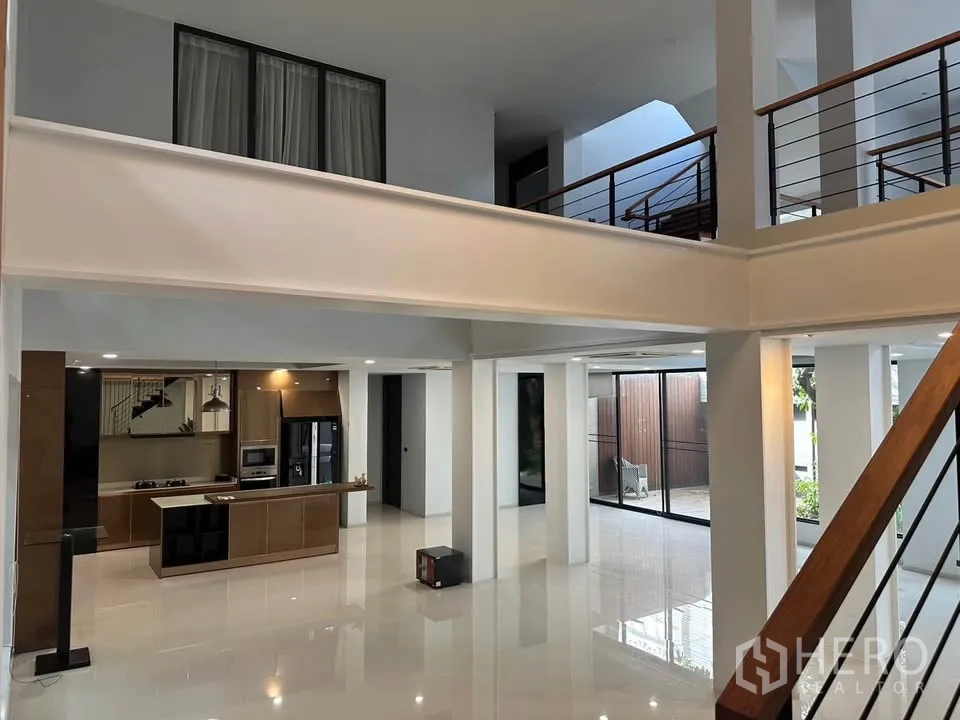 Detached House for sale in Watthana, Bangkok - Double-height living space facing the kitchen and courtyard glazing.