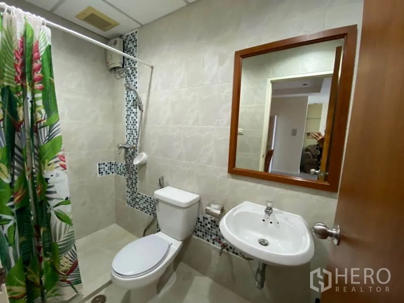 คอนโด ให้เช่าในWatthana, Bangkok - ห้องน้ำพร้อมฝักบัว โถสุขภัณฑ์ อ่างล้างหน้า และม่านลายทรอปิคอล