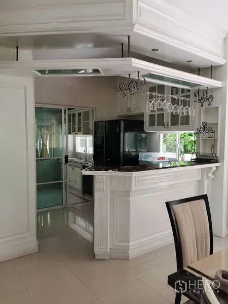 บ้าน ให้เช่า - แพนทรี่และบาร์พร้อมตู้บิลต์อินสีขาว แก้วไวน์แขวน และตู้เย็นสีดำ เชื่อมต่อกับพื้นที่รับประทานอาหาร