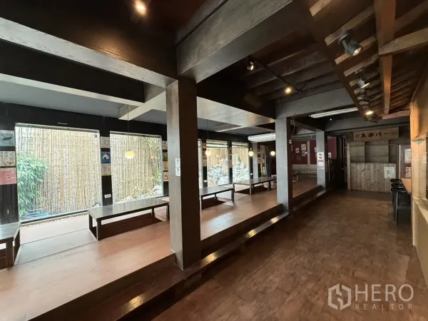 独立式住宅 出租在Watthana, Bangkok - 开放式就餐大厅，木质抬高座位与落地窗