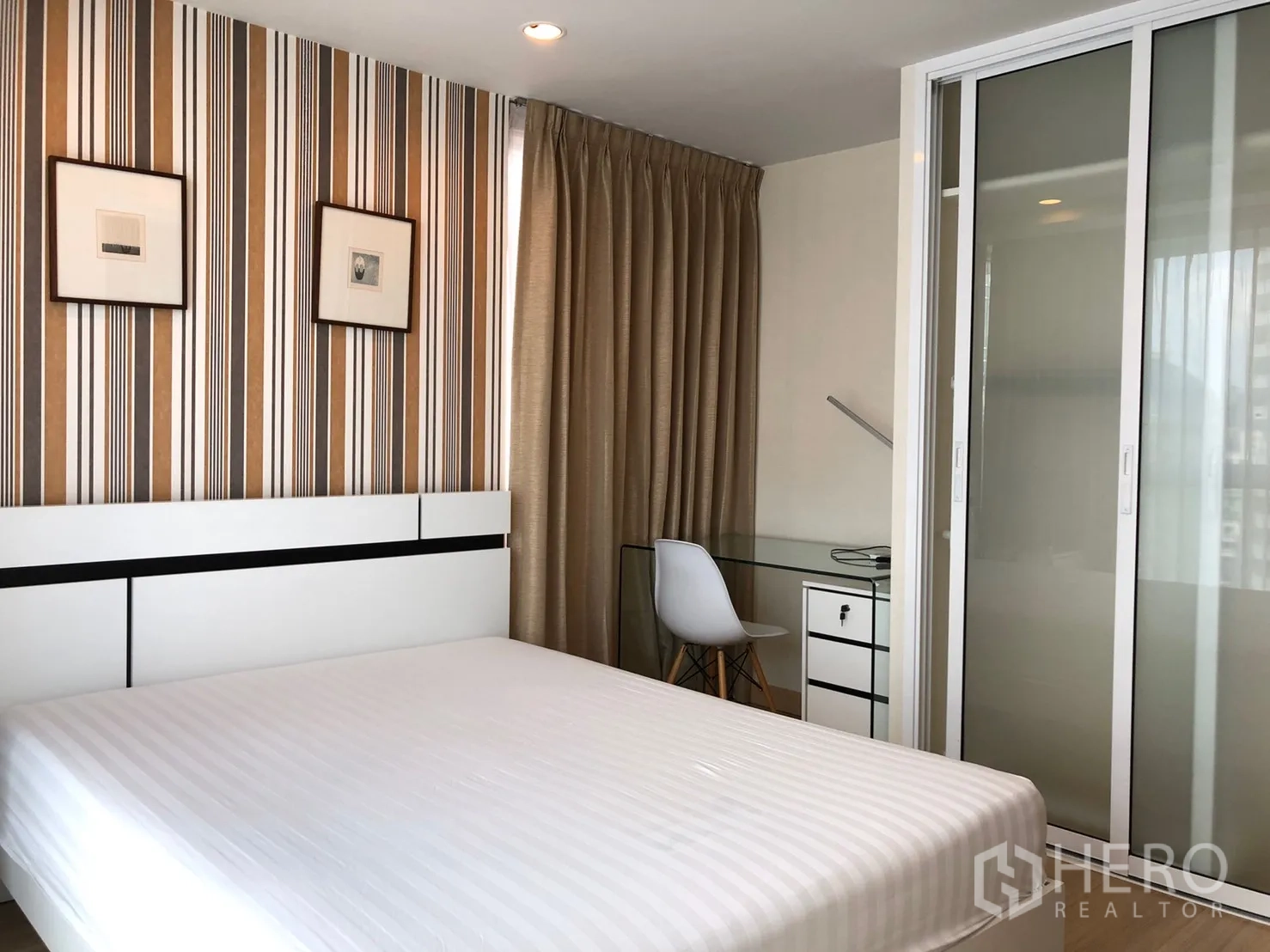 คอนโด ให้เช่าในPathum Wan, Bangkok - ห้องนอนที่สอง ผนังลายสไตล์โมเดิร์น มีโต๊ะทำงานและตู้เสื้อผ้าบานเลื่อน