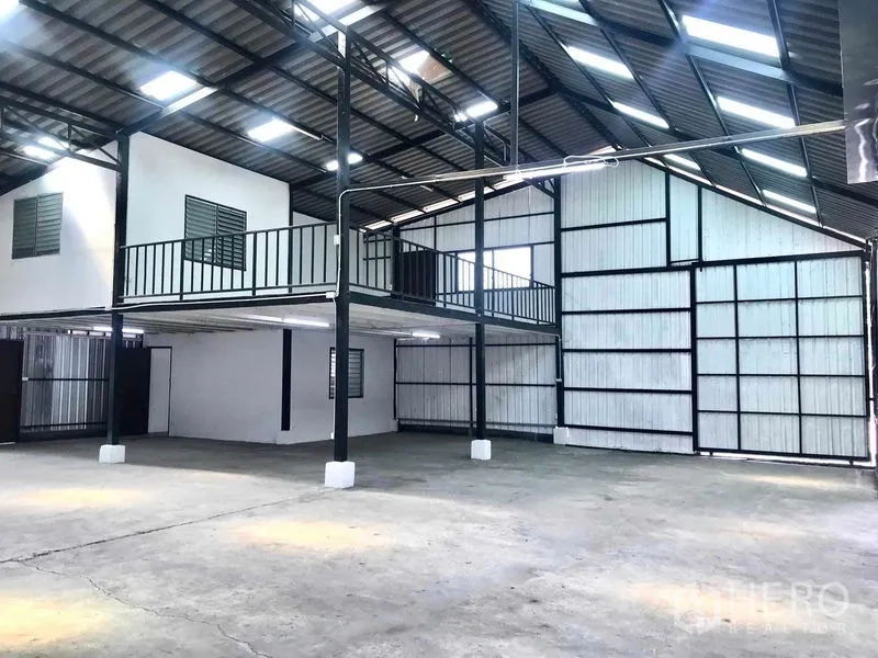 คลังสินค้า ให้เช่าในPathum Thani - โกดังพื้นโล่งกว้าง มีชั้นลอย โครงสร้างเหล็ก และหลังคาทรงจั่ว