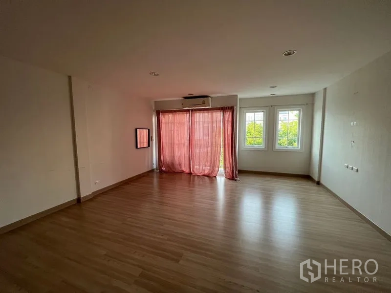 带办公室的家 出租或出售 - 大卧室或办公区，木地板，粉色窗帘，空调与双窗。