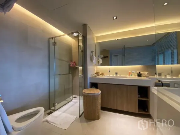 คอนโด ให้เช่าในSathon, Bangkok - ห้องน้ำสมัยใหม่ มีกระจกกั้นอาบน้ำ เคาน์เตอร์อ่างยาว แสงไฟซ่อน