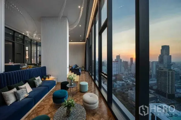 公寓 出租在Ratchathewi, Bangkok - 高层空中会所，落地窗俯瞰曼谷夕阳天际线。