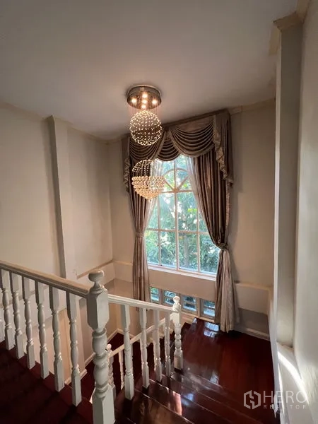 บ้าน ขายในLat Krabang, Bangkok - โถงบันได หน้าต่างโค้งสูง ม่านหรู และโคมระย้า