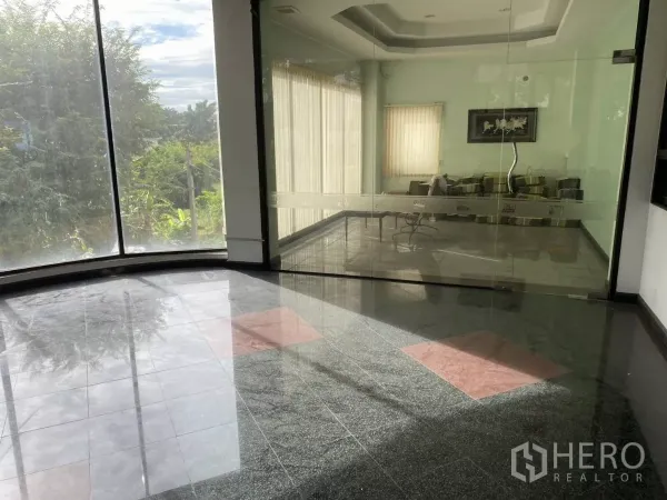 Warehouse for rent or sale in Mueang Nonthaburi, Nonthaburi - Lobby with curved floor-to-ceiling windows and a glass-walled meeting room.