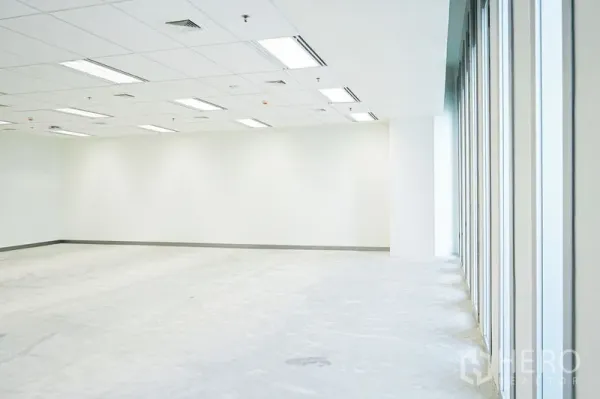 สำนักงาน ให้เช่าในBang Na, Bangkok - โถงสำนักงานข้างผนังหน้าต่างสูงยาว รับแสงธรรมชาติ เพดานแขวนพร้อมโคมไฟ