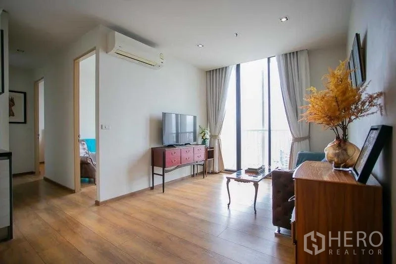 คอนโด ขายในKhlong Toei, Bangkok - พื้นที่นั่งเล่นพร้อมชุดวางทีวีและประตูเข้าห้องนอน มีกระจกสูงเต็มผนัง