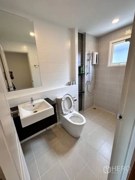 บ้าน ขายในPrawet, Bangkok - ห้องน้ำปูกระเบื้อง พร้อมพื้นที่อาบน้ำ ชักโครก อ่างล้างหน้า และหน้าต่าง