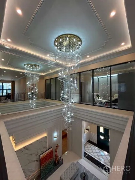 Detached House for sale in Bang Kapi, Bangkok - Modern Western kitchen with large fridge, gas hob and wide window.