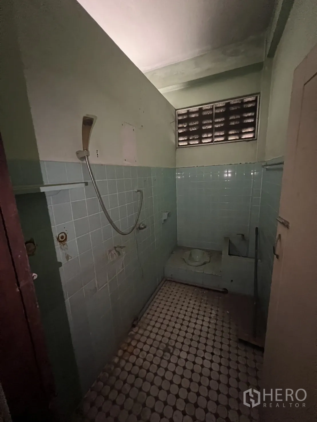 อาคารพาณิชย์ ให้เช่าในKhlong Toei, Bangkok - ห้องน้ำขนาดกะทัดรัด กระเบื้องสีเขียวอ่อน ฝักบัว และส่วนแบบนั่งยอง