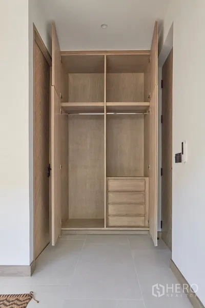 บ้าน ให้เช่าในWatthana, Bangkok - ตู้เสื้อผ้าบิวท์อิน เปิดโชว์ชั้นและลิ้นชัก