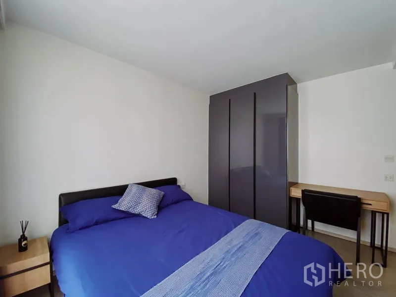 คอนโด ให้เช่าในPathum Wan, Bangkok - ห้องนอนใหญ่มีตู้เสื้อผ้าและโต๊ะทำงานอยู่ตรงข้ามเตียง