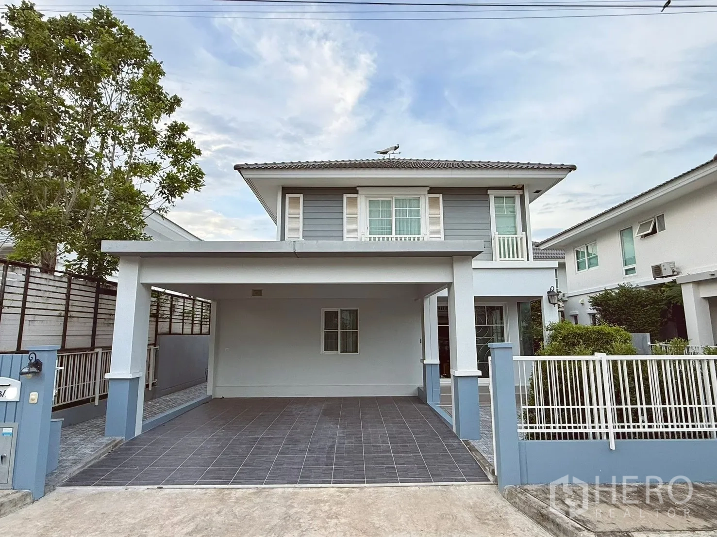 独栋房屋 for rent in Bang Phli, Samut Prakan - 两层独栋住宅外观，带顶棚车位与前院围栏。