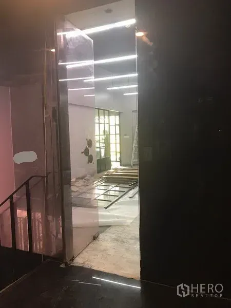 零售空间 出租在Watthana, Bangkok - 通往零售空间的玻璃入口，顶面灯光明亮并设有楼梯