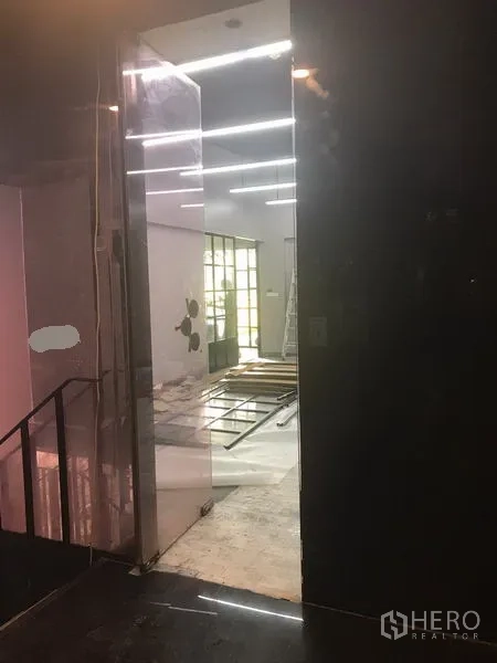 零售空间 出租在Watthana, Bangkok - 通往零售空间的玻璃入口，顶面灯光明亮并设有楼梯