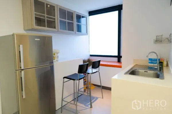 สำนักงาน ให้เช่า - แพนทรีพนักงานพร้อมอ่างล้างจาน ตู้เย็น ตู้แขวน และเคาน์เตอร์บาร์