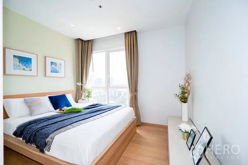 公寓 出租在Watthana, Bangkok - 温馨卧室，大窗与窗帘，可赏城市景色。