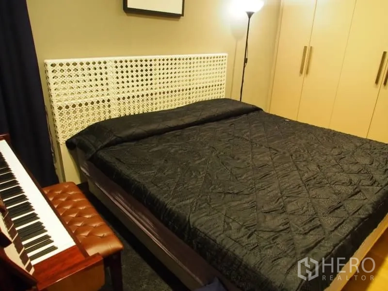 คอนโด ให้เช่าในKhlong Toei, Bangkok - ห้องนอนมาสเตอร์อบอุ่น เตียงคิงไซส์ ตู้เสื้อผ้าสูง และเปียโนดิจิทัล