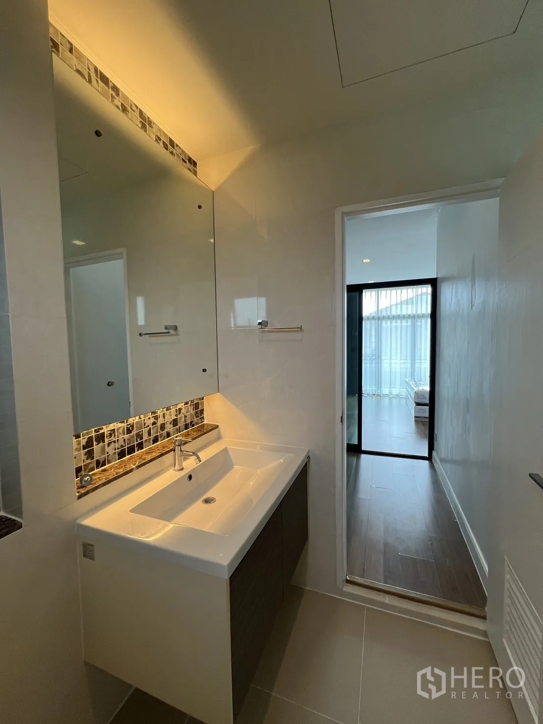 独立式住宅 出租在Bang Kapi, Bangkok - 明亮卫生间的台盆柜与背光镜面。