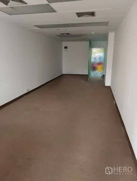 办公空间 出租在Pathum Wan, Bangkok - 狭长开放式办公区，吊顶、空调出风口与棕色地毯。