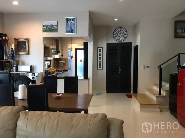 ทาวน์เฮาส์ ให้เช่าหรือขายในChatuchak, Bangkok - พื้นที่นั่งเล่นและรับประทานอาหารแบบโอเพ่นต่อเนื่องครัวและบันได