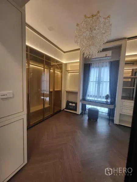 บ้าน ให้เช่าในSaphan Sung, Bangkok - วอล์กอินคลอเซ็ต ตู้กระจกและโคมระย้า พื้นลายก้างปลา