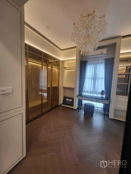 บ้าน ให้เช่าในSaphan Sung, Bangkok - วอล์กอินคลอเซ็ต ตู้กระจกและโคมระย้า พื้นลายก้างปลา