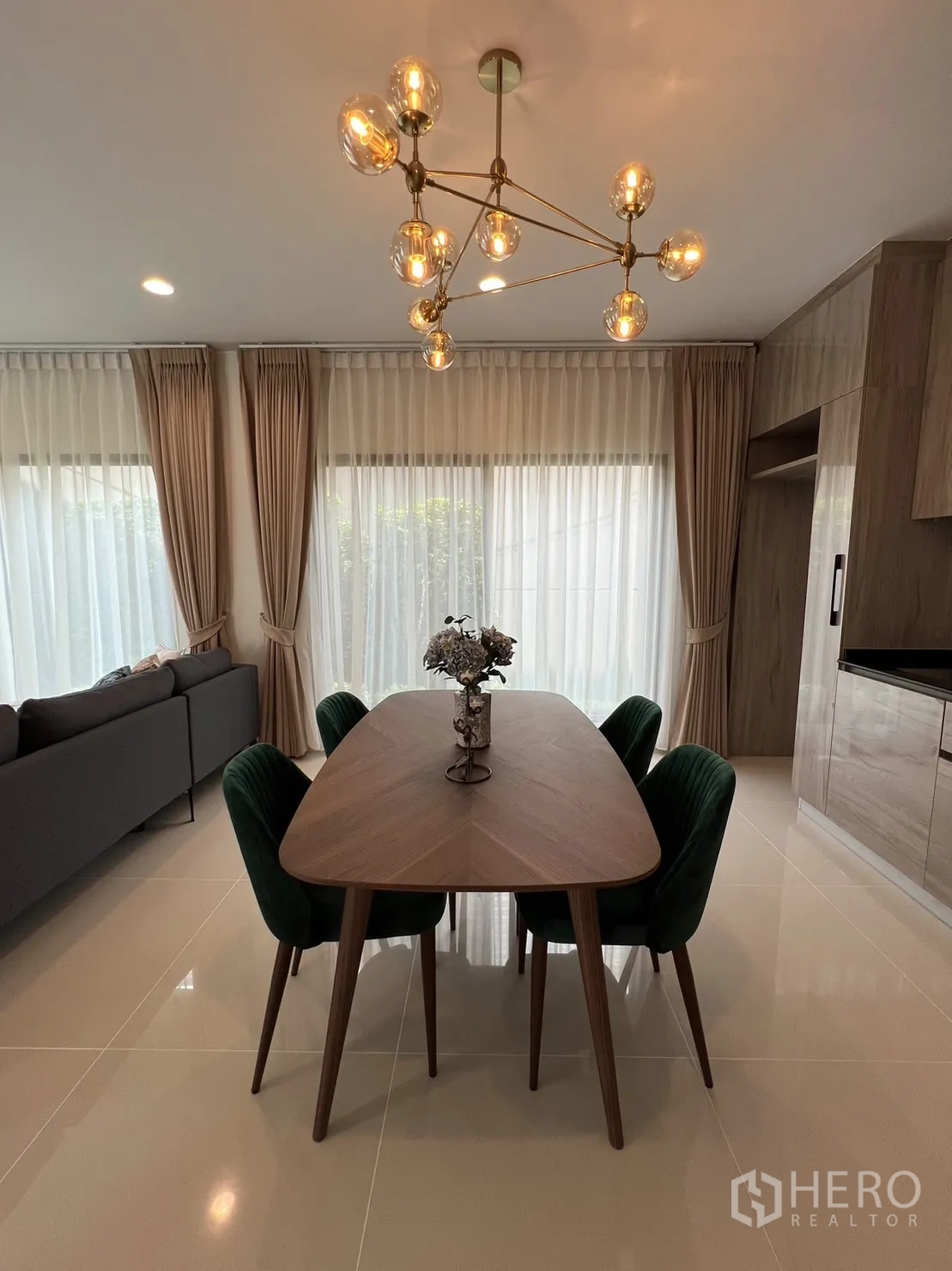 บ้าน ให้เช่าในBang Kapi, Bangkok - มุมรับประทานอาหาร โต๊ะไม้ เก้าอี้กำมะหยี่ และโคมไฟดีไซน์