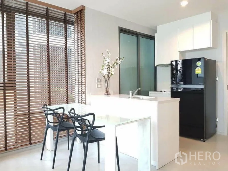 คอนโด ให้เช่าหรือขายในKhlong Toei, Bangkok - ไอส์แลนด์ครัวยุคใหม่พร้อมอ่างล้างจาน เก้าอี้อาหารสามตัว ข้างม่านไม้บานสูง