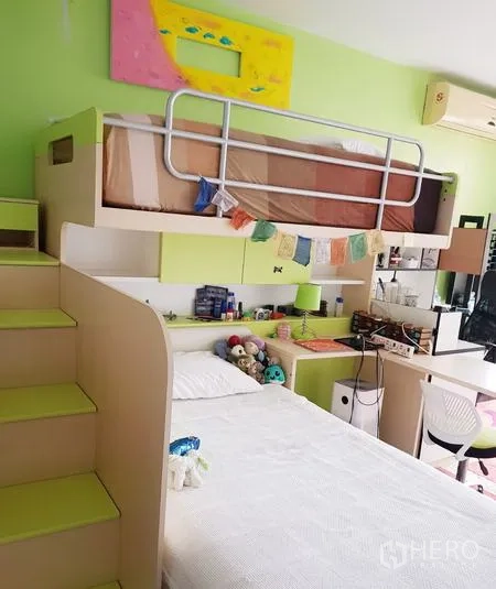คอนโด ให้เช่าในWatthana, Bangkok - ห้องนอนเด็กพร้อมเตียงลอยเหนือโต๊ะทำงาน เตียงเดี่ยว และบันไดเก็บของ โทนเขียวสดใส